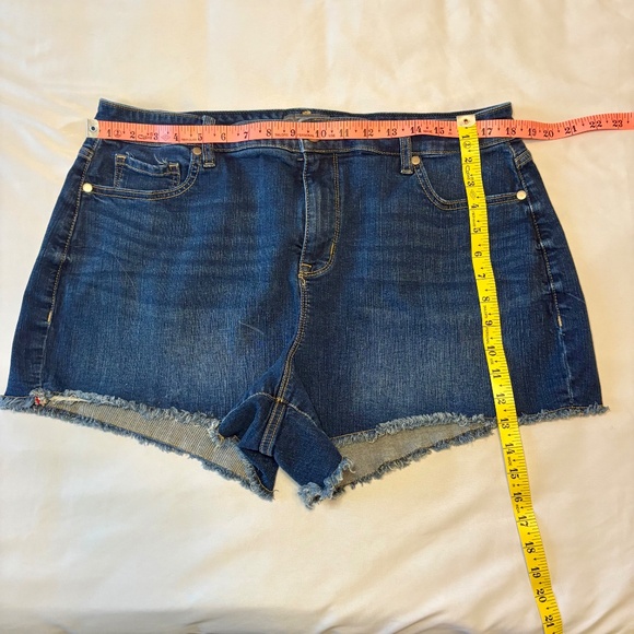 Torrid Feel the Fit Cut Off Jean Shorts‎ Dark Wash Sz 16 - Picture 2 of 7